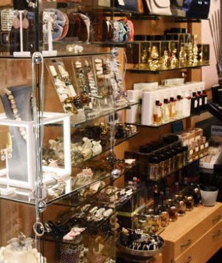 Accessoires-Wand im Laden